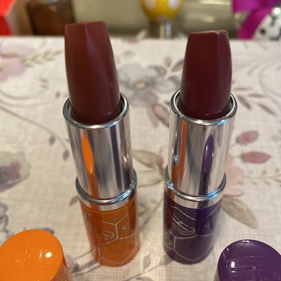 Two New Clinique Full-sized Lipsticks - Picture 3 of 4